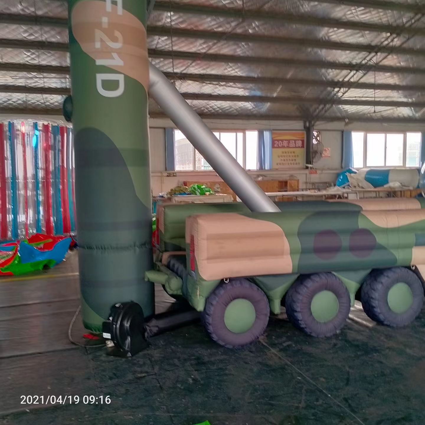 吉州军事演习中的充气目标车辆：模拟发射车雷达车坦克飞机